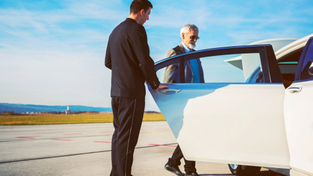 Questions-to-Ask-While-Hiring-an-Airport-Limo-Service-on-99insight