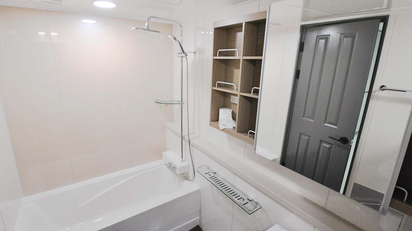 How Professionals Evaluate Shower And Tub Walls For Long Term Bathroom Performance on 99insight